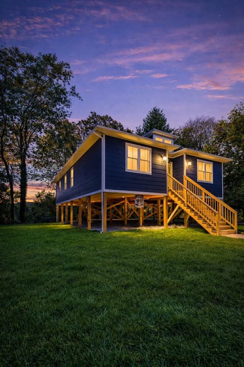 The house is situated between Massanutten Resort, Blue Ridge Parkway, and Luray Caverns. It is also a 35-minute drive from James Madison University and proximity to several wineries/breweries.