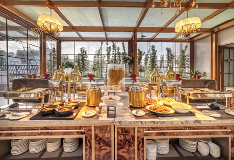 2 restaurants; breakfast, lunch, and dinner served