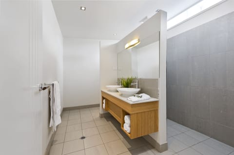 Studio, 1 Queen Bed, Balcony, Marina View (1) | Bathroom | Shower, hair dryer, bathrobes, heated floors