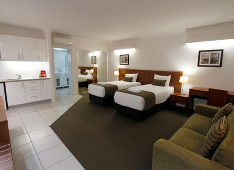 Deluxe Twin Suite | Desk, iron/ironing board, WiFi (free), bed sheets