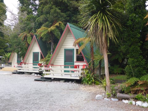 Standard Chalet, Multiple Beds | Bathroom | Towels