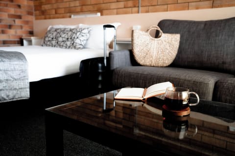 Standard Room, Non Smoking (Queen Bed) | Desk, iron/ironing board, WiFi (free), bed sheets