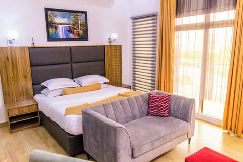 Deluxe Studio Suite, 1 Bedroom, Non Smoking, Garden Area | Desk, laptop workspace, soundproofing, free WiFi