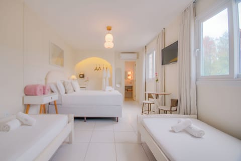 Family Room | Premium bedding, minibar, in-room safe, individually decorated