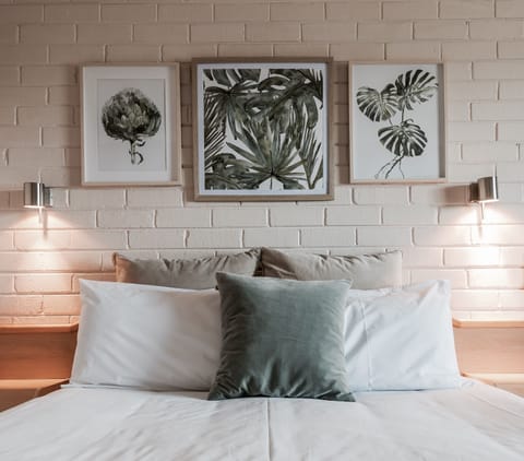 Queen Room with one Queen Bed | Iron/ironing board, free WiFi
