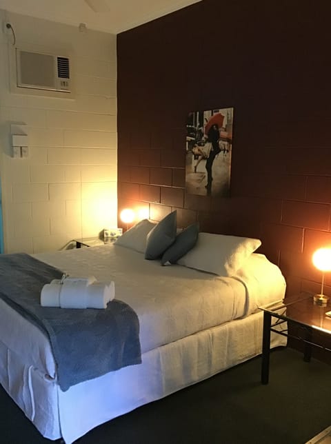 1 Bedroom - King Bed (No Pets) | Minibar, iron/ironing board (on request), WiFi (free), bed sheets