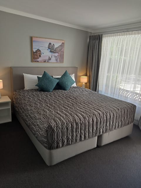 King Room | Pillowtop beds, iron/ironing board, free WiFi, bed sheets