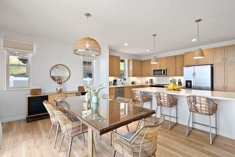 Comfortable dining area next to the kitchen