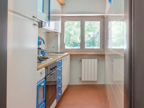 Electric kettle, highchair