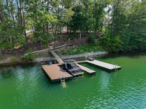 The Heart of Palmetto has a large boat dock with access to boat slip. Located on big water and perfect for lake fun. 