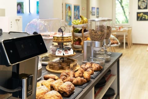 Daily buffet breakfast for a fee