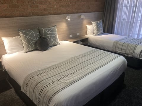 Deluxe Double or Twin Room | Pillowtop beds, laptop workspace, blackout drapes, iron/ironing board