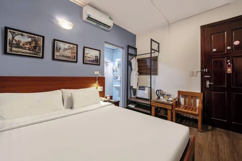 Superior Double Room | Minibar, in-room safe, blackout drapes, iron/ironing board