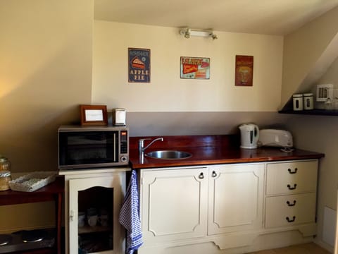 Traditional Apartment, 2 Bedrooms, Kitchenette, Mountain View | Private kitchenette | Fridge, microwave, oven, stovetop