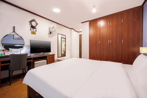 Superior Double Room | Minibar, in-room safe, blackout drapes, iron/ironing board