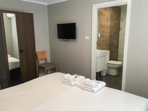 Standard Room, 1 King Bed, Non Smoking, Private Bathroom (King or Twin w/ ensuite) | WiFi (free)