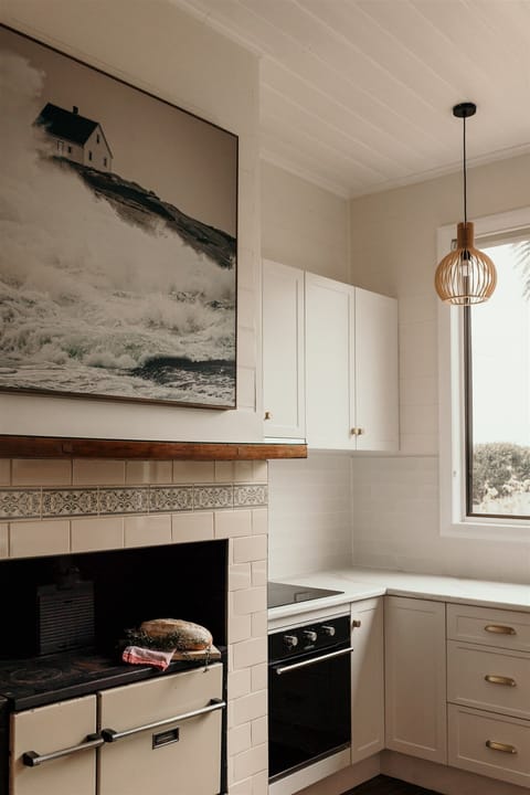 Abbey’s Spa Cottage | Private kitchen | Electric kettle