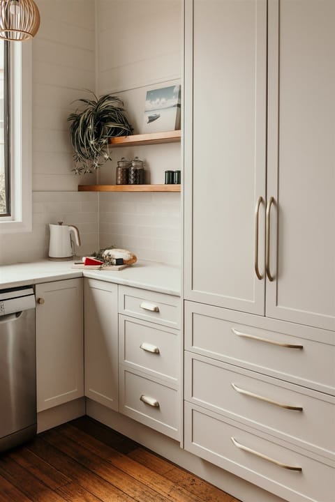 Abbey’s Spa Cottage | Private kitchen | Electric kettle