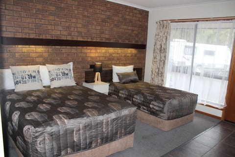 Standard Room, Non Smoking (Double & Single R5) | Egyptian cotton sheets, premium bedding, pillowtop beds, desk