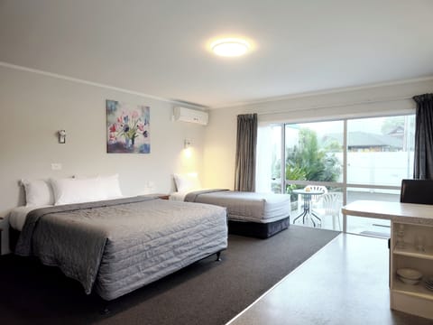 Accessible Unit | Individually decorated, desk, iron/ironing board, free WiFi