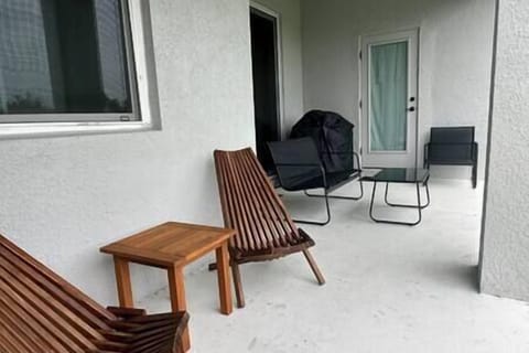 Patio/lanai w/ BBQ Grill