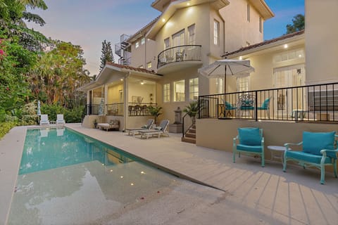 Welcome to Sapphire Shores - a Luxury Villa located just down the coast from the Ringling Museum in beautiful Sarasota, FL.