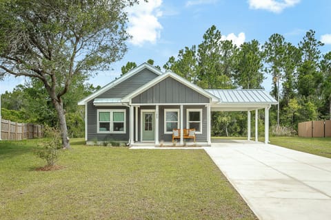 Lovely indoors and out! There's plenty of parking for boat or 2 to 3 vehicles