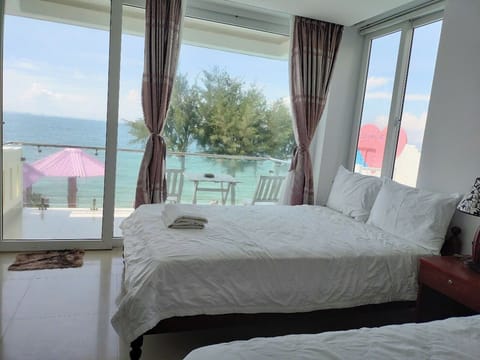 Family Room, Sea View | 1 bedroom, hypo-allergenic bedding, minibar, desk