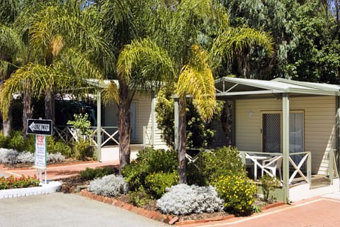 Standard Room, Non Smoking, Kitchen (2 bed ensuite chalet) | Iron/ironing board, bed sheets