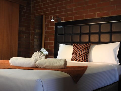 Deluxe King Room  | Desk, iron/ironing board, WiFi, bed sheets