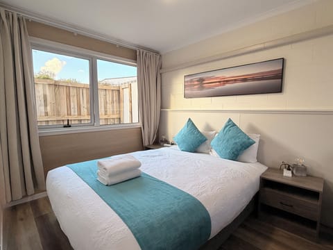 Queen Studio | Living area | Flat-screen TV