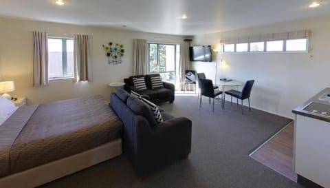 Premium bedding, soundproofing, iron/ironing board, WiFi (free)
