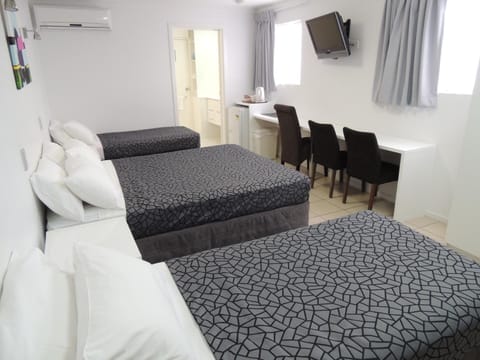 Family Room | Desk, iron/ironing board, WiFi (free), bed sheets