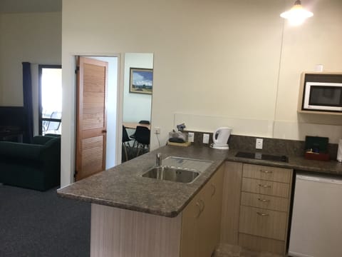 Large 2 Bedroom Unit | Desk, iron/ironing board, free WiFi, bed sheets