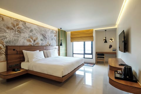Urban Suite | Minibar, in-room safe, laptop workspace, blackout drapes