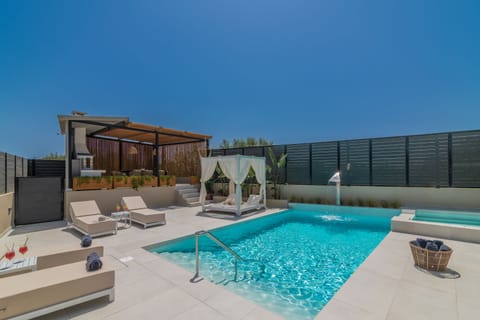 This unique holiday home features a private pool & spa whirlpool . 