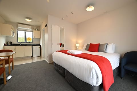 Superior Studio, Non Smoking, Kitchenette (Superior studio(Queen)) | Iron/ironing board, WiFi (free), bed sheets