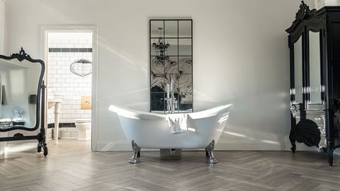 Premier Suite | Bathroom | Free toiletries, hair dryer