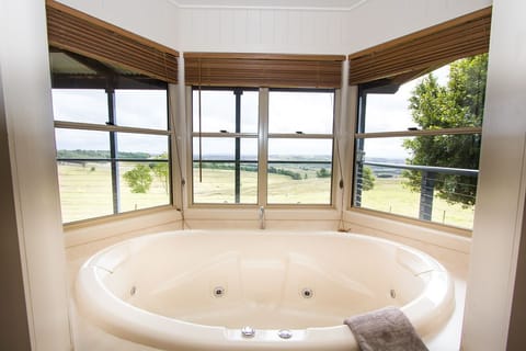 Standard Suite, 1 Bedroom, Non Smoking, Kitchen (The Cottage	) | Bathroom | Jetted tub, free toiletries, hair dryer, towels