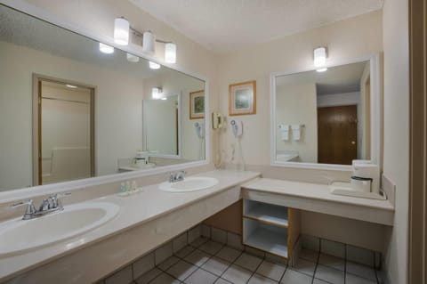 Suite, 1 King Bed, Non Smoking, Kitchenette | Bathroom | Combined shower/tub, free toiletries, hair dryer, towels