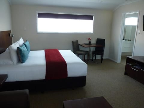 In-room safe, soundproofing, iron/ironing board, free WiFi