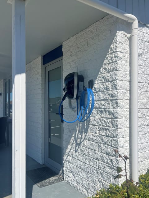 Electric vehicle charging station