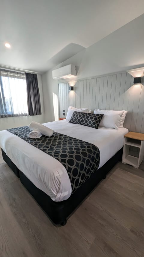 Familly Suite | Desk, laptop workspace, blackout drapes, free WiFi