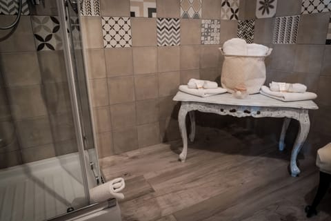 Double Room | Bathroom | Shower, free toiletries, hair dryer, bidet