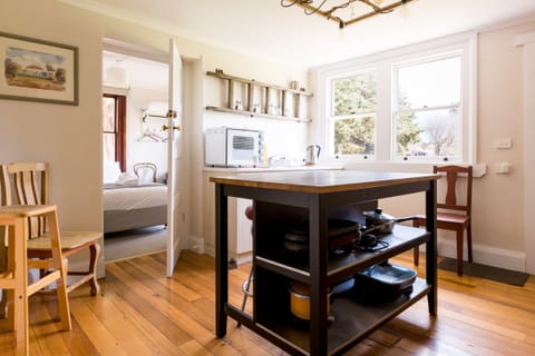 Coffee/tea maker, cookware/dishes/utensils