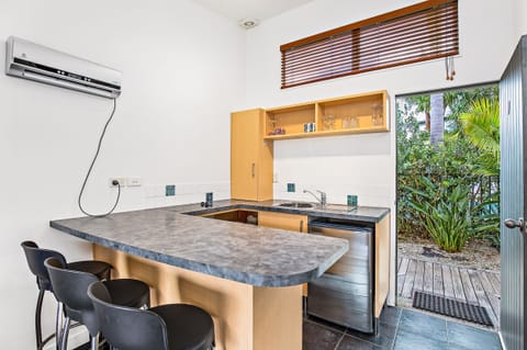 Standard Suite, 1 Bedroom, Non Smoking, Kitchen (Unit) | Private kitchen | Fridge, microwave, coffee/tea maker, electric kettle