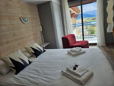 Panoramic Double Room | Individually furnished, desk, free WiFi, bed sheets