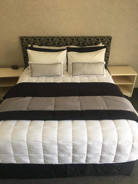 Superior Studio, Kitchenette (Studio Spa) | Hypo-allergenic bedding, in-room safe, soundproofing, iron/ironing board