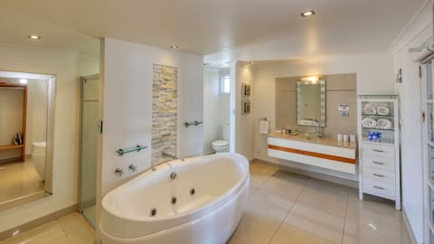 Penthouse | Jetted tub