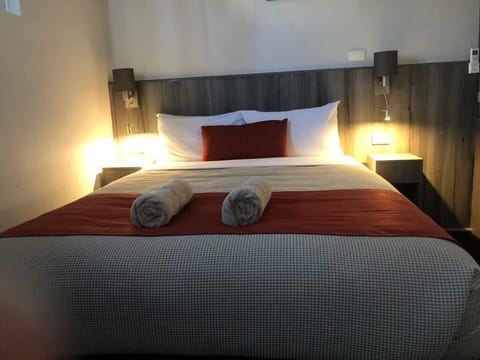 Deluxe Queen Room | Desk, iron/ironing board, free WiFi, bed sheets